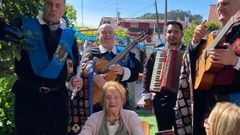 Mam� Sof�a en su casa de Salcedo (Pontevedra), con la tuna de la Facultade de Medicina de la USC, en su 96 cumplea�os