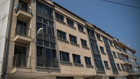 En la calle As Mangas, en Cabo de Cruz, se venden varios pisos en un mismo edificio.
