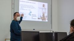 Tom�s Est�vez, gerente de la ABE, imparti� la formaci�n en el vivero de empresas.