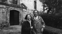 Dominique Lapierre con su mujer ante la fachada del convento de las Bernardas de Pant�n, en una fotograf�a tomada el 16 de mayo de 1994