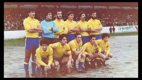 Cubeiro, primeiro pola dereita na fila inferior, na foto de familia do Club Juventud Cambados antes do partido de Terceira Divisin no que golearon 1-4 o Arousa na Lomba