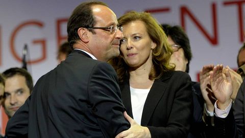 François Hollande y su pareja Valery Trierweiler, en mayo del 2012