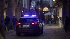 Un coche policial patrulla por la zona vieja de Santiago