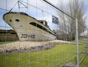 El barco, con vallas. 
