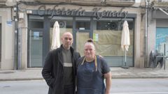 A la izquierda, Vctor, al frente del bar Kenedy de Lugo, junto a su cocinera