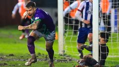 Jos� Amo corre a celebrar con sus compa�eros el decisivo gol que marc� en Avil�s.