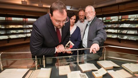 El presidente del Principado, Adrin Barbn (i), visita la exposicin  Covadonga, una batalla historiogrfica  este viernes en la Biblioteca de Asturias Ramn Prez de Ayala, en Oviedo