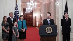 Kavanaugh toma posesi�n como juez del Supremo y Trump se disculpa �en nombre de EE.UU.�
