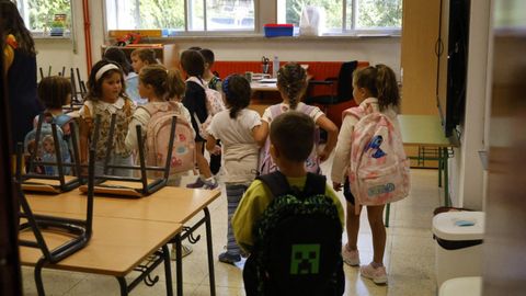 Alumnos conocen su nueva aula en un colegio de Ourense