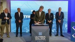 Alfonso Rueda firmando el compromiso de la Xunta en el documento que coordinar a las entidades pblicas y privadas en el proyecto