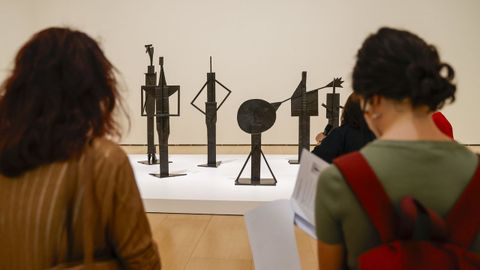 Vista de las esculturas de Los baistas en el Guggenheim de Bilbao.