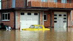 Vista de un coche aparcado en una calle inundada en la localidad de Orasje.