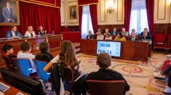 Escolares durante un pleno intergeneracional en el Concello de Ferrol, en foto de archivo.