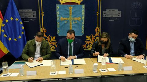 El presidente del Principado de Asturias, Adrin Barbn, preside el acto oficial de firma del Acuerdo de Concertacin Social y Econmica de Asturias con los representantes de UGT, Javier Lanero, CCOO Jos Manuel Zapico y FADE Mara Calvo