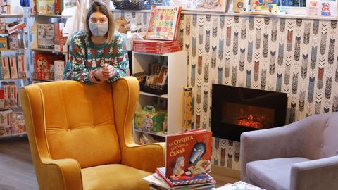 Yolanda, en So�os de Papel, de Lugo, dice que esta Navidad vuelve a triunfar el cuento en papel