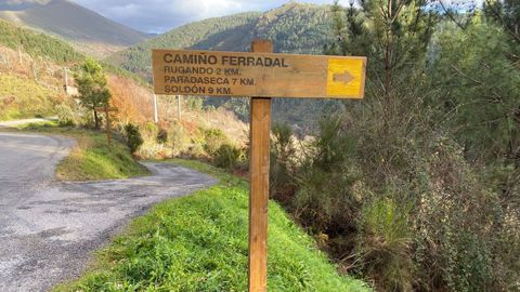 Una de las nuevas seales indicadoras instaladas recientemente en el Camio Ferradal