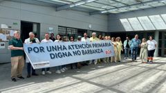 Personal, pacientes y representantes municipales se concentraron delante del centro de salud de Boiro