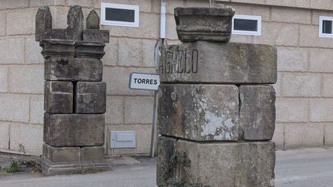 Los monolitos de acceso al pazo Torres Agrelo en Redondela