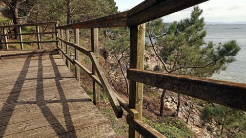 Deterioro en el paseo de la senda peatonal de A Moura, en la playa de Cab�o, en Boiro.