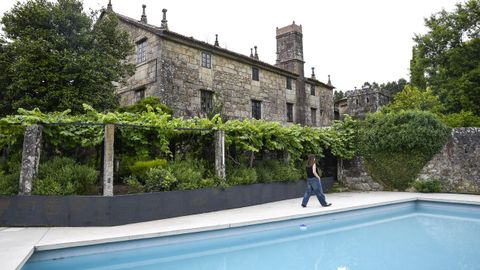 El Pazo da Buzaca cuenta con una piscina y un solarium