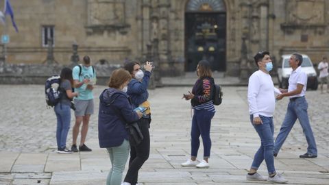 Turistas en el Obradoiro a finales de junio