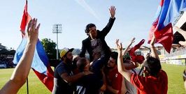 Luisito fue alzado a hombros en uno de los córneres del campo de O Couto al que también acudieron los futbolistas .