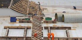 Imagen reciente de las tareas preparativas, a bordo del �Blue Marlin�, para la instalaci�n de la cama que proteger� al �Canberra�.