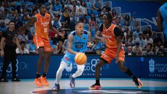 DeWayne Russell, presionado por Bracou Badio en la visita del Valencia al Pazo.