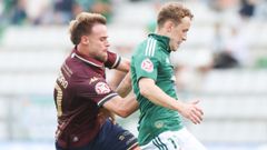 Buj&aacute;n, seguido por Rui, en el derbi en A Malata.