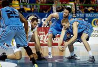 Almaz�n, junto a Schaftenaar, en busca de un bal�n ante el cobista Morentin.