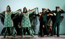 Unos doscientos bailarines de todas las edades actuaron el domingo en la gala final de las escuelas de baile Ritmolugo. 