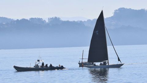 El rey emrito sale al fin a navegar por la ra de Pontevedra