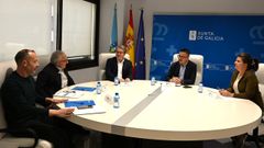 El conselleiro de Emprego, Comercio e Emigraci�n, Jos� Gonz�lez,  se reuni� con el alcalde de Mu��os, Pl�cido �lvarez, y con la alcaldesa de Lobios, Mar�a del Carmen Y��ez