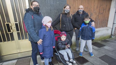 Ilusionante espera y recorrido de los Reyes por Carballo