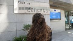 M. J. A. quiere salir de espaldas porque no quiere que la reconozcan