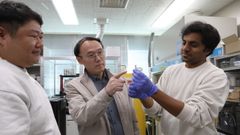 El doctor�Shin Hur, en el centro, muestra el parche de ultrasonidos para medir la presi�n arterial de forma no invasiva