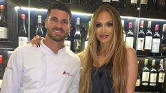 Jennifer Lopez posando, en la madrugada del martes al mircoles, con el dueo y chef del asador O Xesteira de Sanxenxo,
