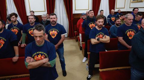 Bomberos de Ferrol en el pleno de este jueves, durante el minuto de silencio que se guard&oacute; por la v&iacute;ctima mortal del incendio a petici&oacute;n del grupo del PSOE.