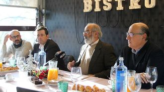 Ant�n Hern�ndez, el concelleiro de deportes de Sanxenxo Marcos Guisasola, Francisco Hern�ndez y el presidente de CETS, Alfonso Mart�nez