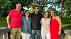 Fernando Gutirrez (centro) y Mara Jos Blanco (derecha), con sus compaeros de ejecutiva de la agrupacin socialista de Oroso