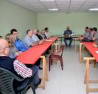 Los miembros de Foz, Plataforma de Futuro se reunieron anoche en el local que tiene el colectivo en el centro de la villa. 