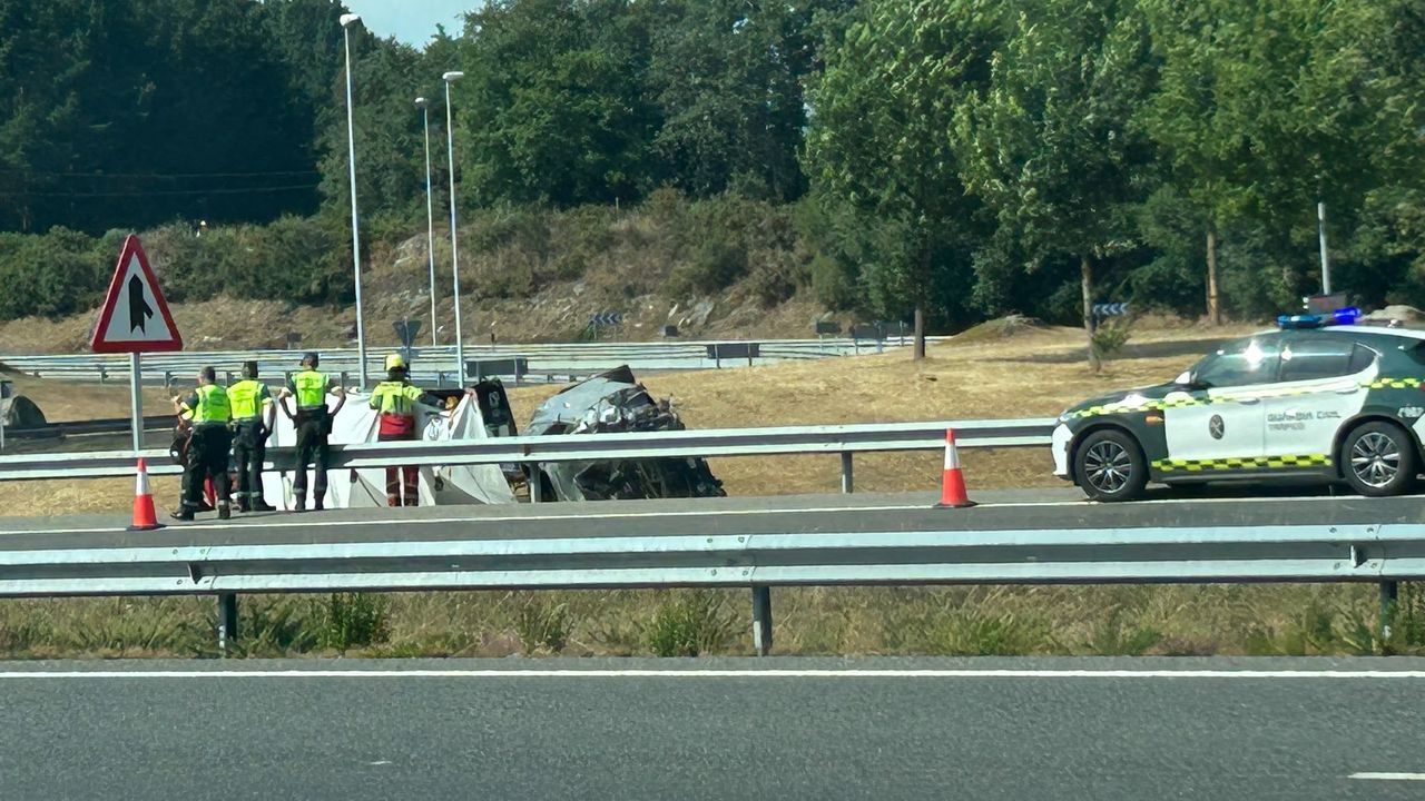 Domingo negro en las carreteras gallegas con un muerto en la A-6, un coche empotrado contra una casa y al menos ocho heridos