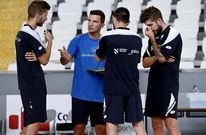 Javier Albes dialoga con sus jugadores durante una sesi�n de entrenamiento. 