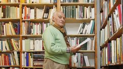 Silva, en su h�bitat natural, entre libros en Follas Novas.