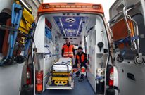 Jacobo Campos y Adri�n Mag�n en la ambulancia del servicio de emergencias municipal. 