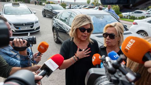 Las hermanas Terelu Campos y Carmen Borrego, a su llegada al tanatorio de La Paz