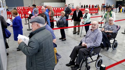 Algunos de los mayores que acudieron hoy al recinto del Ifevi