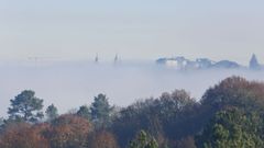 Las torres de la Catedral de Lugo tardan estos d�as en asomarse entre la niebla, creando espectaculares estampas