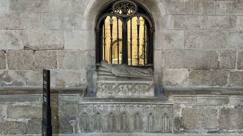 Catedral de Ourense. Sepulcro de la Infantina (siglo XVI), junto a la Capilla de las Nieves.