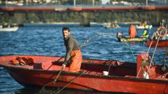 Mariscadores a flote en la zona de As P�as